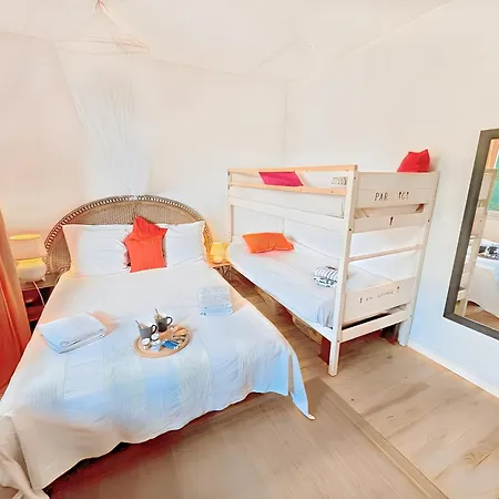 Maison Atypique -jardin, Terrasse & Perchee 度假居 Varaville