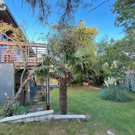 Maison Atypique -jardin, Terrasse & Perchee 度假居 Varaville