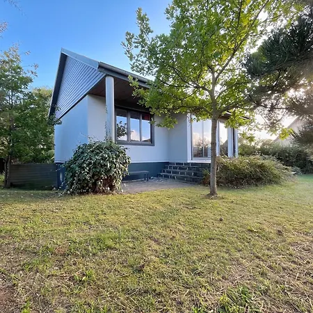 Maison Atypique -jardin, Terrasse & Perchee 度假居 Varaville