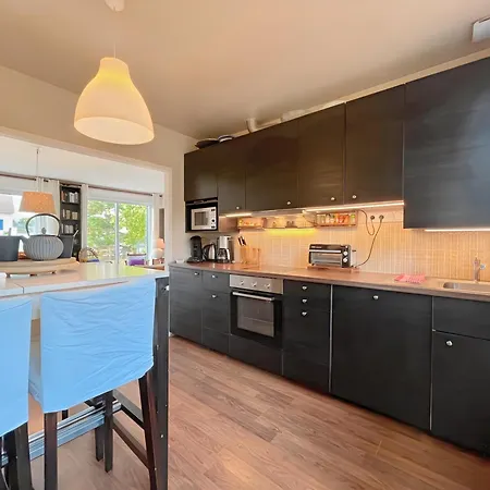 Maison Atypique -jardin, Terrasse & Perchee 度假居 Varaville