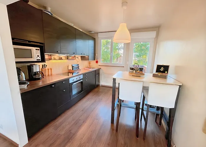 Casa vacanze Maison Atypique -jardin, Terrasse&cabane Perchée Varaville