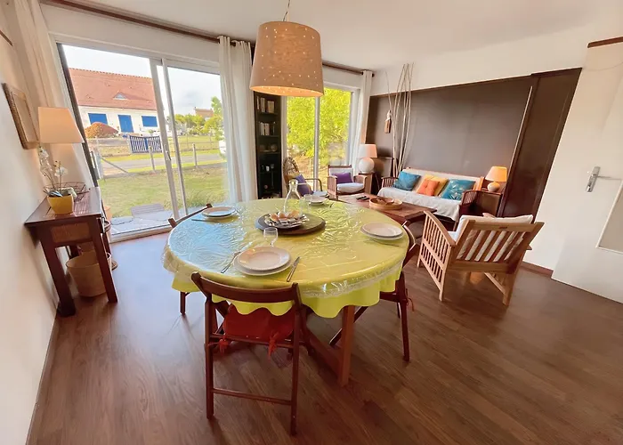 Maison Atypique -jardin, Terrasse&cabane Perchée Varaville