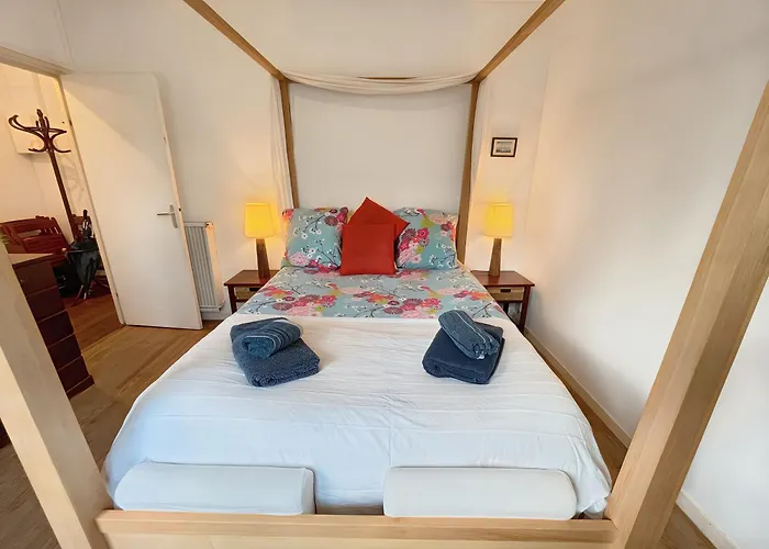 Maison Atypique -jardin, Terrasse&cabane Perchée * Varaville