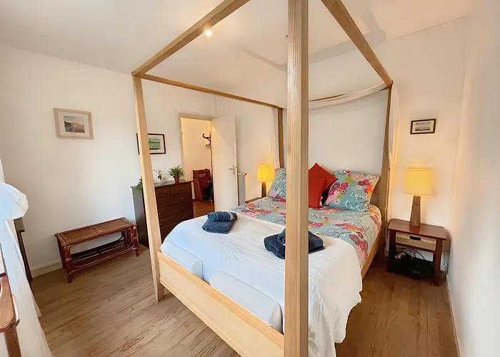 Maison Atypique -jardin, Terrasse&cabane Perchée * Varaville