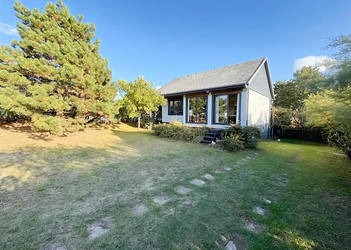 Maison Atypique -jardin, Terrasse&cabane Perchée * Varaville