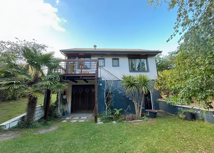 Maison Atypique -jardin, Terrasse&cabane Perchée Varaville